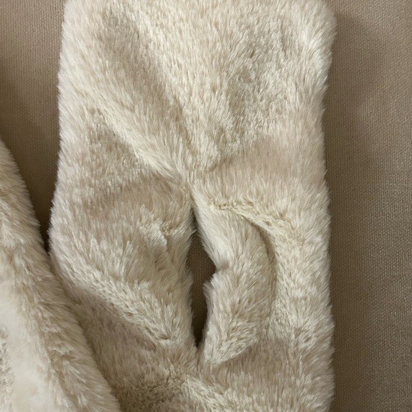 H&M Soft Cream Faux Fur Scarf - Picture 2 of 5